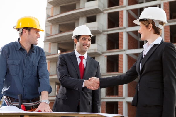 Consideraciones clave antes de firmar un contrato de construcción: Asegurando claridad, cumplimiento y prevención de conflictos